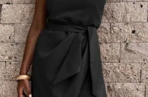 Elegante mini abito con cintura e gonna ad incrocio Ireland, nero
