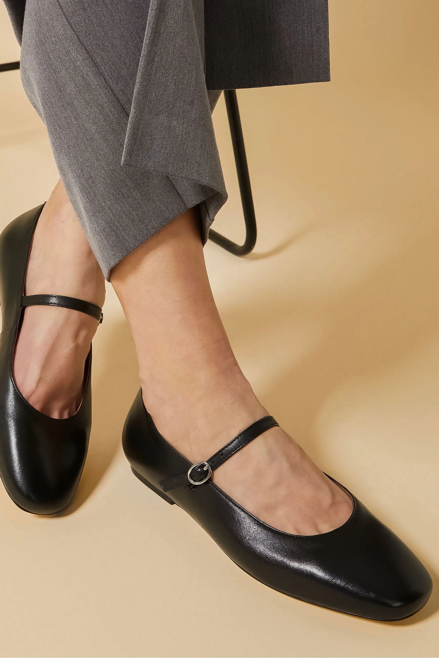 Jones Bootmaker - Completo con Scarpe e logo Mary Janes    