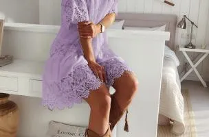 MINI ABITO CON SPALLE SCOPERTE E INSERTI DI PIZZO FLORIDA, LILA