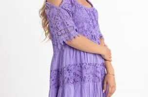 MINI ABITO CON SPALLE SCOPERTE E INSERTI DI PIZZO FLORIDA, LILA