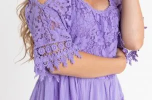 MINI ABITO CON SPALLE SCOPERTE E INSERTI DI PIZZO FLORIDA, LILA