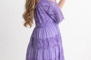 MINI ABITO CON SPALLE SCOPERTE E INSERTI DI PIZZO FLORIDA, LILA