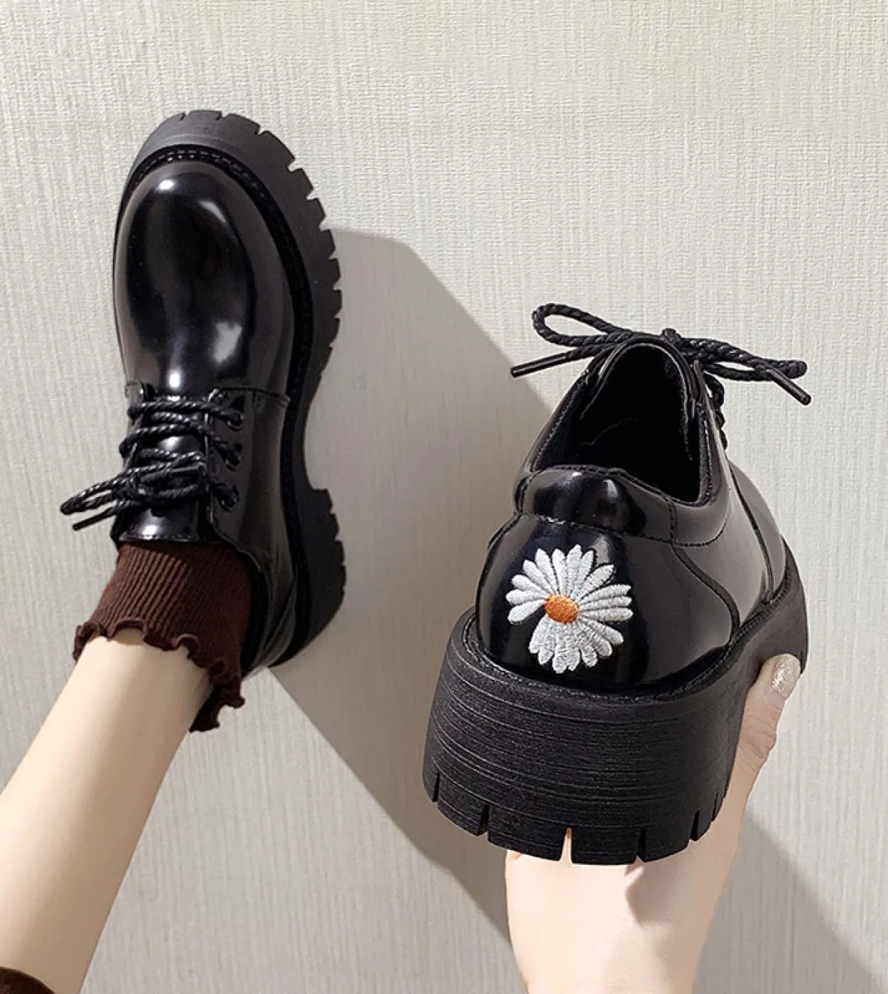 New Flower Ricama Scarpe in pelle Ned Donna Lace Up Punta tonda Scarpe derby Alluce Creepers britannici Brogure Flats For Wo