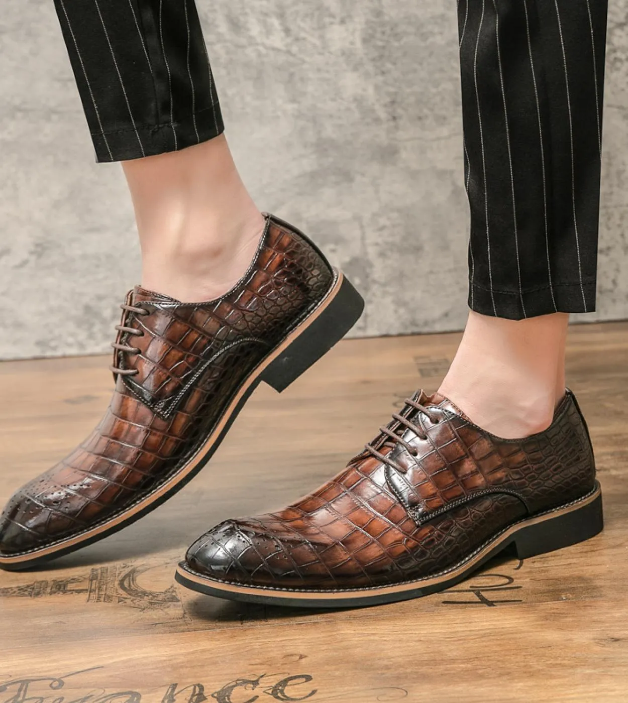 Nuove scarpe derby da uomo marroni modello coccodrillo scarpe casual da uomo fatte a mano traspiranti con lacci spedizione gratu