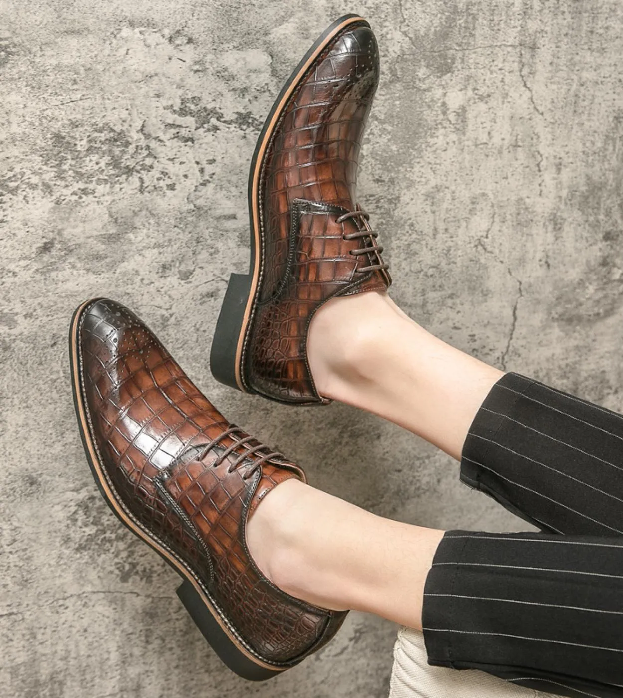 Nuove scarpe derby da uomo marroni modello coccodrillo scarpe casual da uomo fatte a mano traspiranti con lacci spedizione gratu