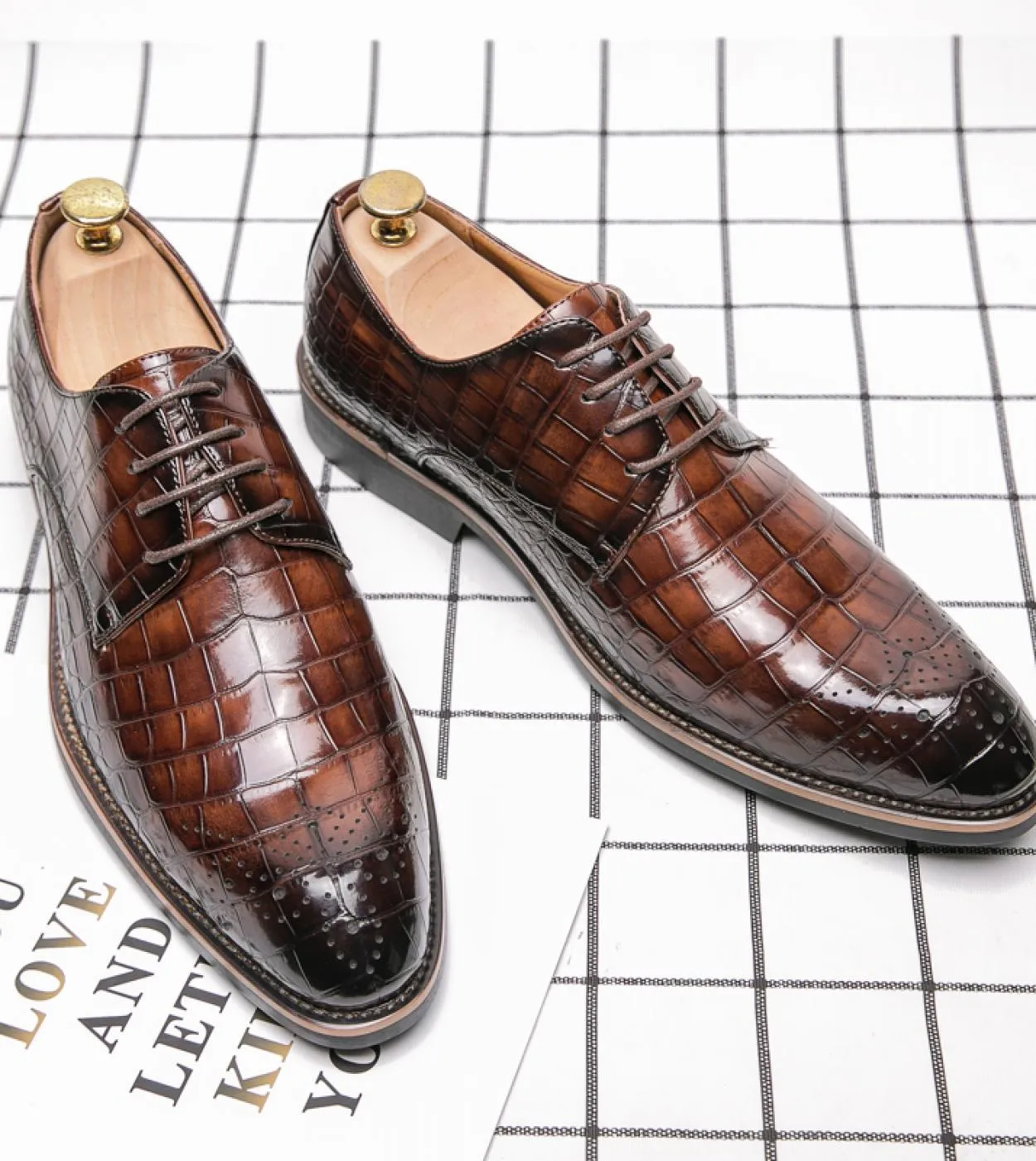 Nuove scarpe derby da uomo marroni modello coccodrillo scarpe casual da uomo fatte a mano traspiranti con lacci spedizione gratu