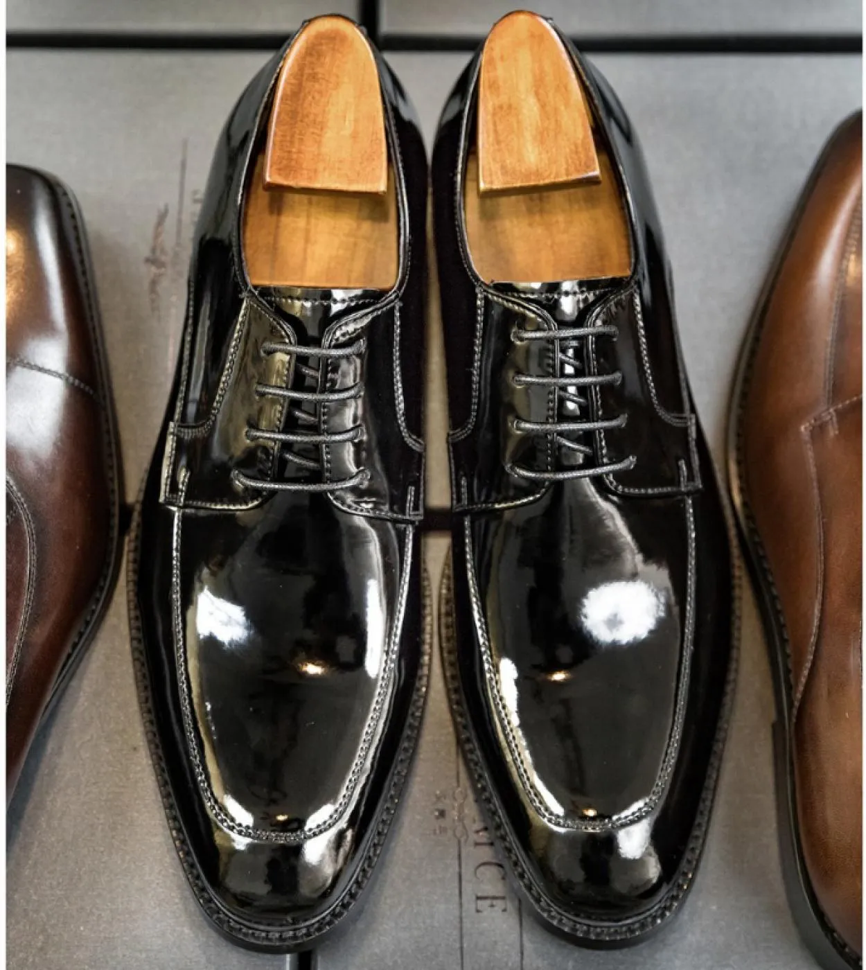 Scarpe derby da uomo di moda in pelle verniciata Designer di marca Scarpe da cerimonia da matrimonio formale nere per uomo Mucca