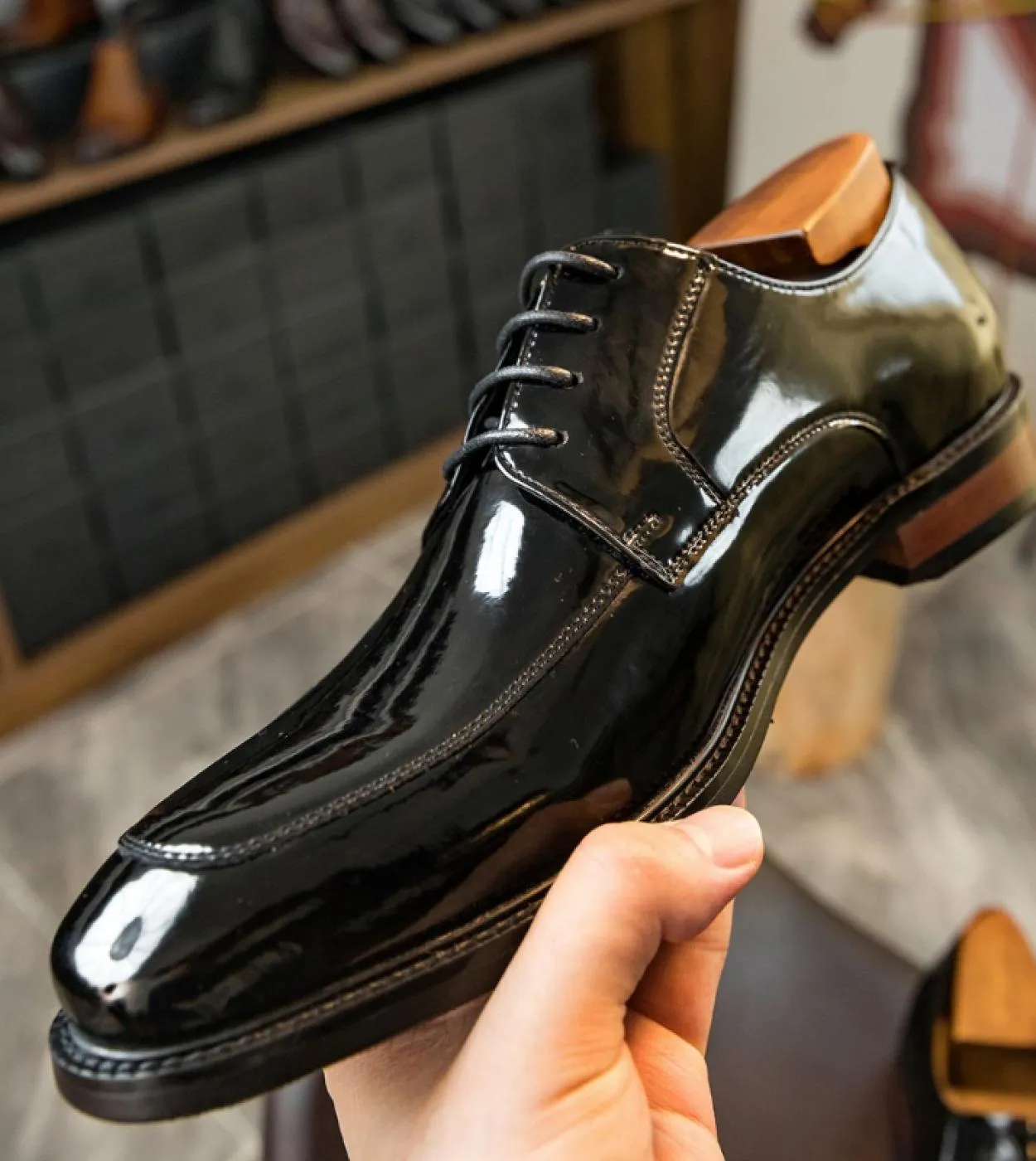 Scarpe derby da uomo di moda in pelle verniciata Designer di marca Scarpe da cerimonia da matrimonio formale nere per uomo Mucca