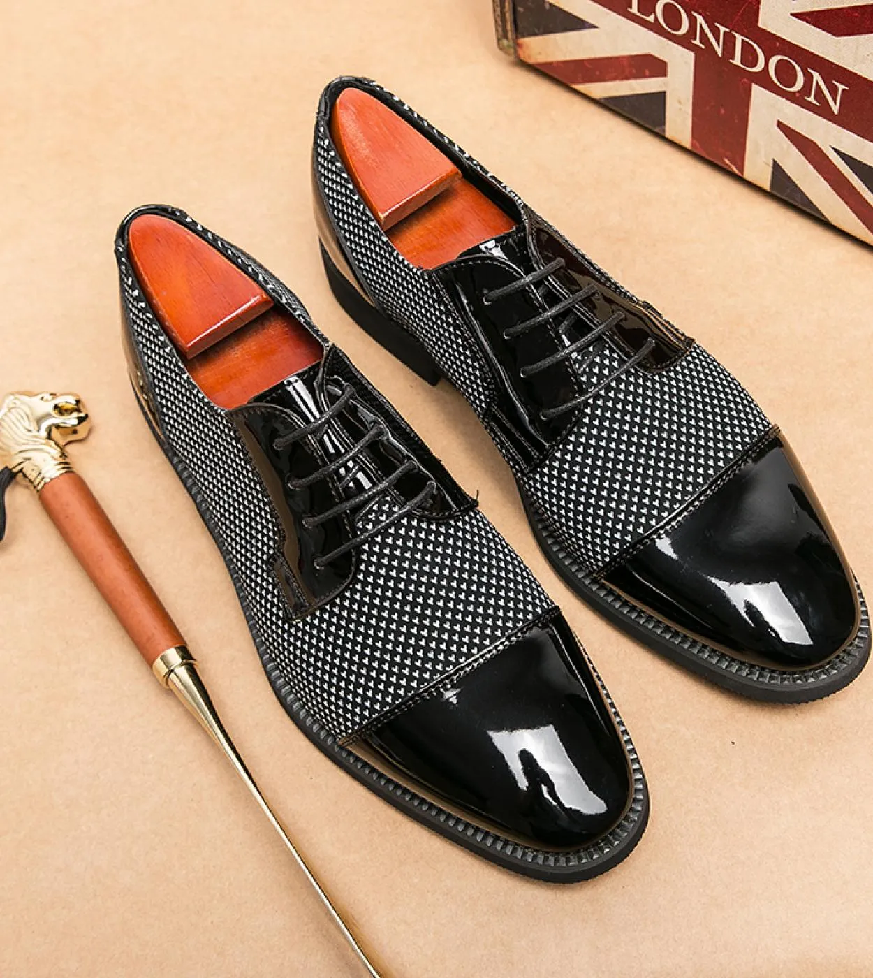 Scarpe derby Scarpe da uomo Personalità britannica Trama Cuciture in pu Pizzo a punta di ala Moda Casual Festa di nozze Abito qu