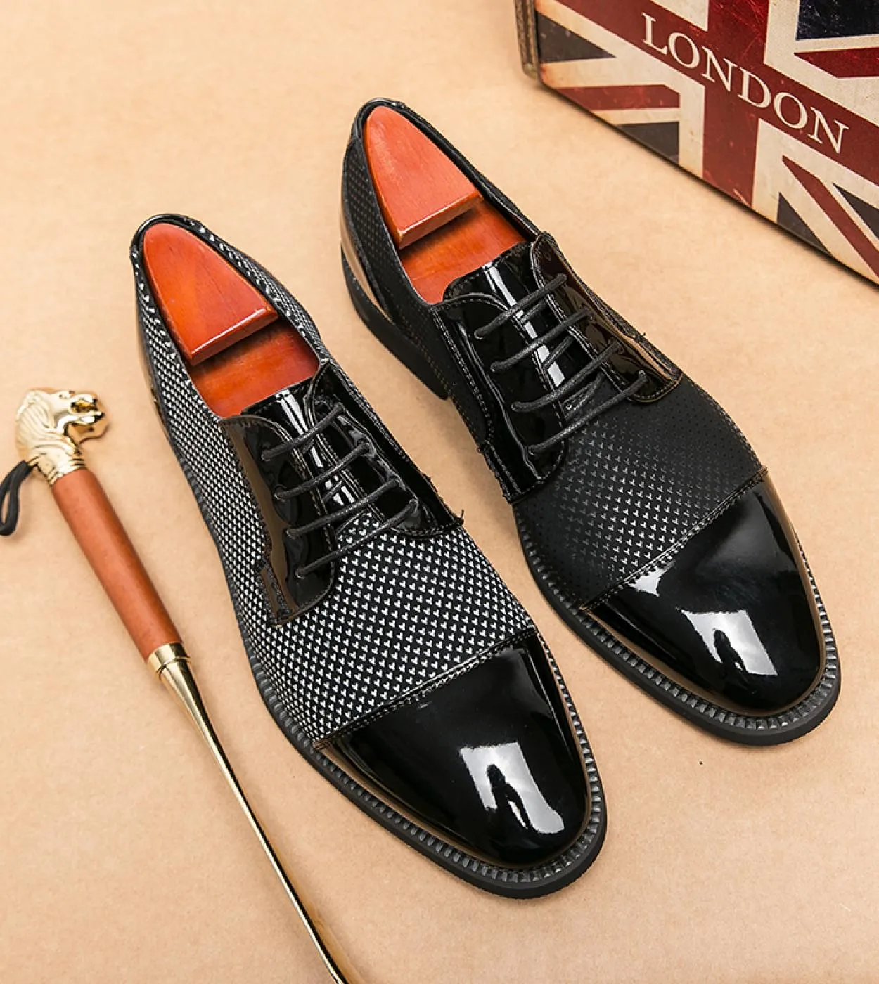 Scarpe derby Scarpe da uomo Personalità britannica Trama Cuciture in pu Pizzo a punta di ala Moda Casual Festa di nozze Abito qu